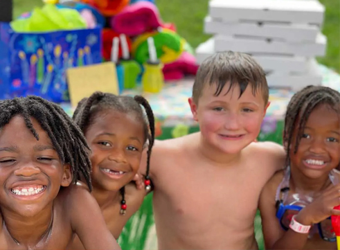 4-enfants-à-la-fête-d'anniversaire Quatre enfants à une fête d'anniversaire