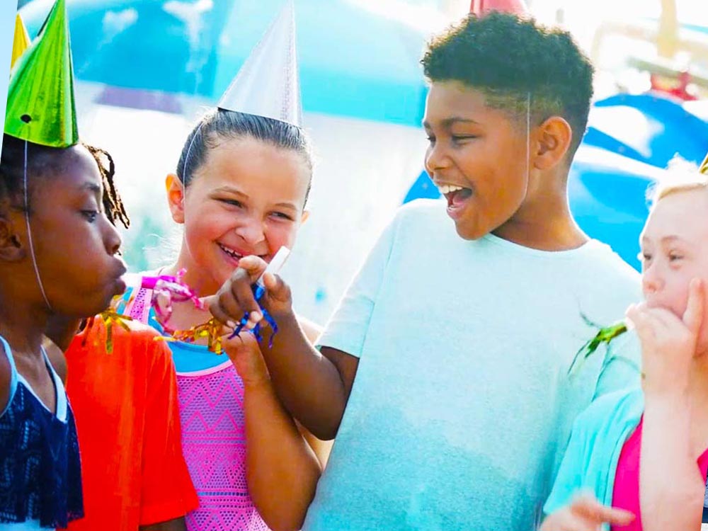Enfants à une fête d'anniversaire