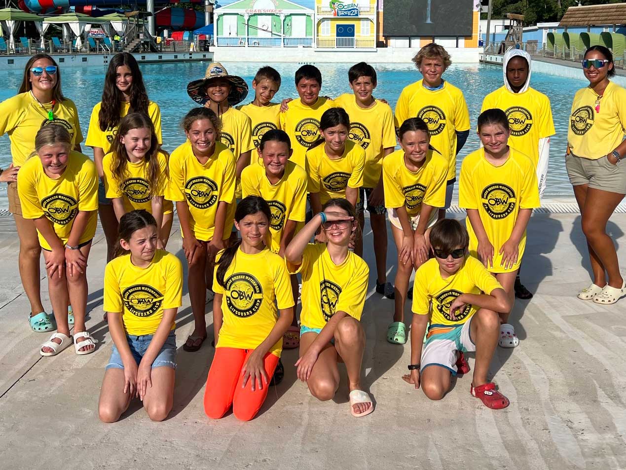 Groupe scolaire au bord d'une piscine