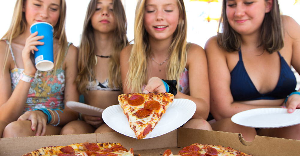 filles mangeant des pizzas Filles mangeant de la pizza