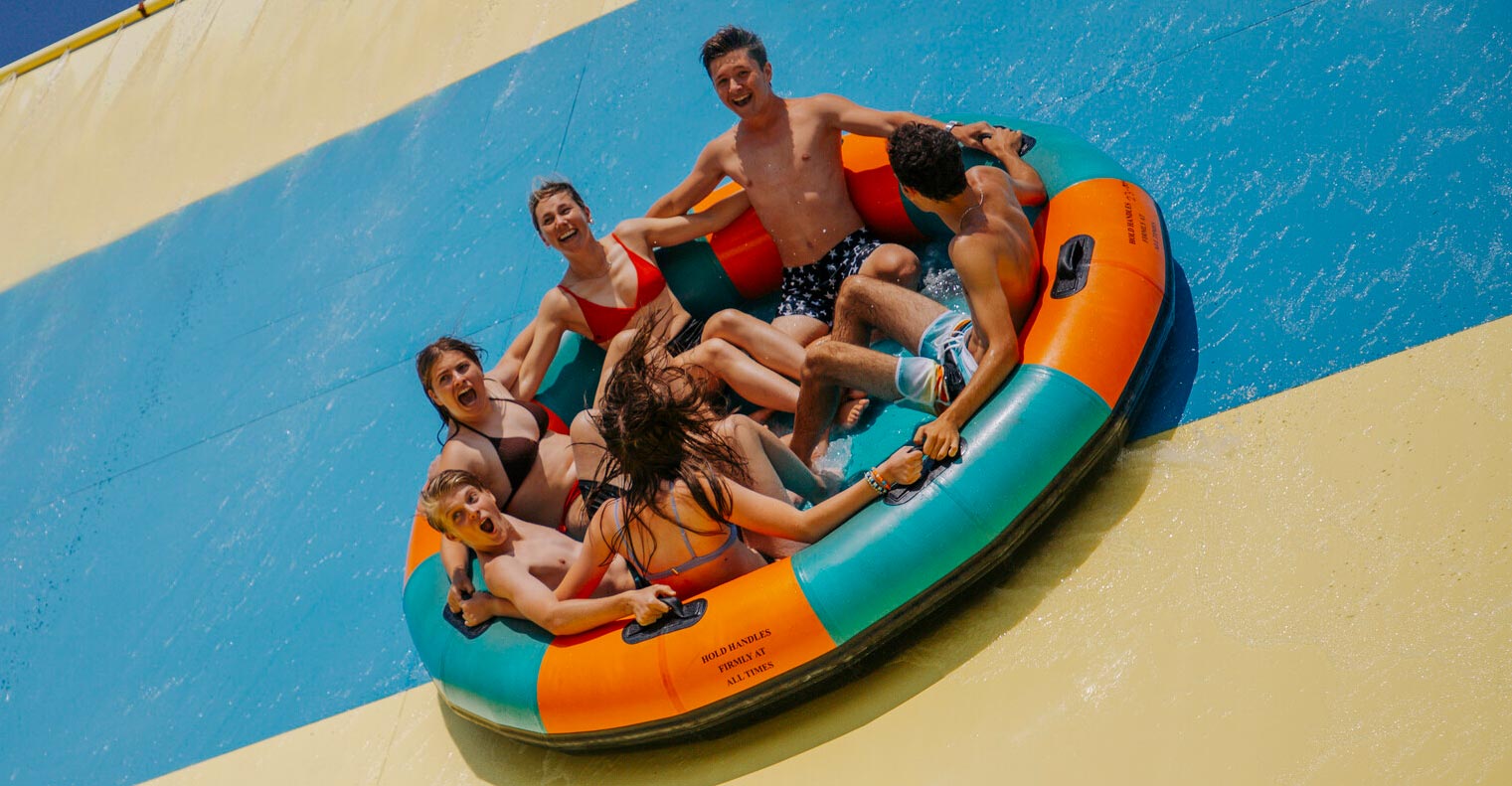 groupe-sur-raft-diapositive Groupe sur la glissade aquatique du radeau