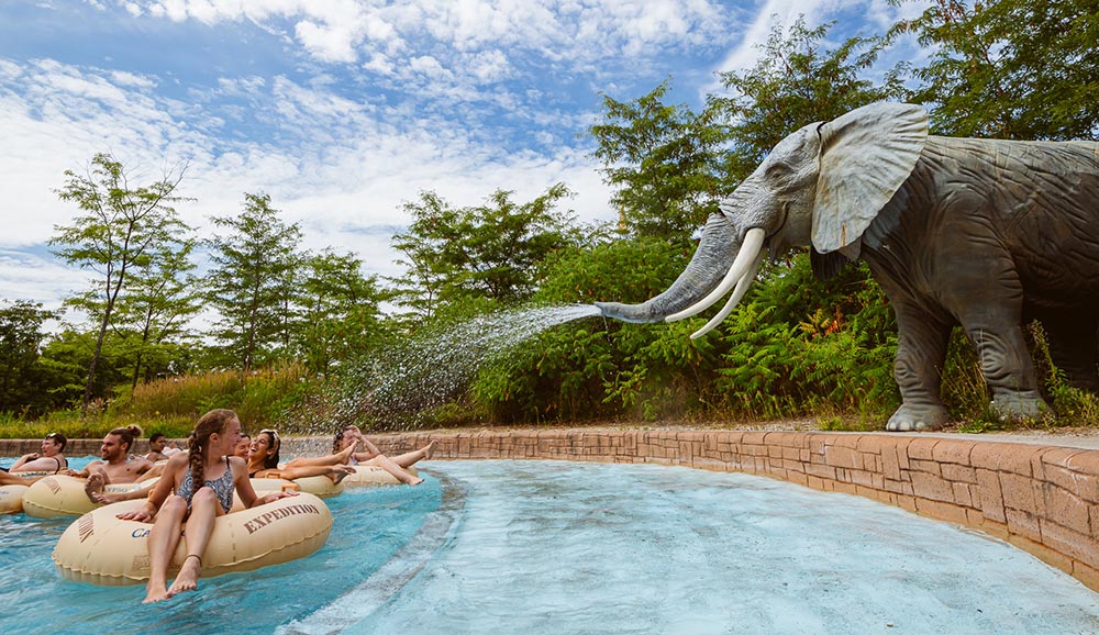 guests-in-theme-river-by-elephant Guests floating in the theme river by the elephant fountain